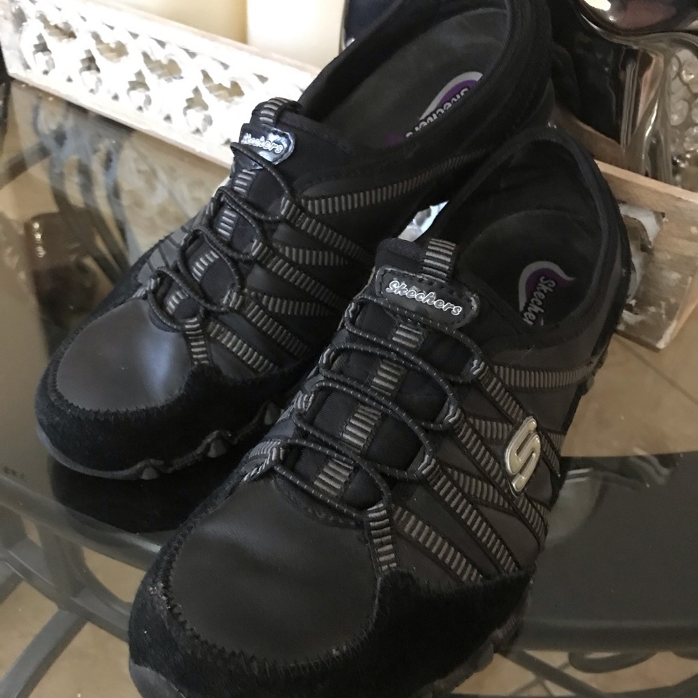 Tennis shoes